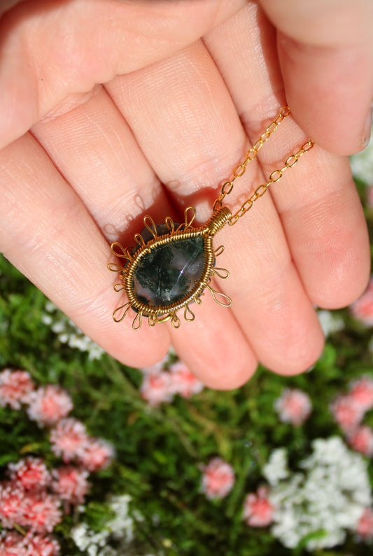 A MOSS AGATE RADIANT NECKLACE