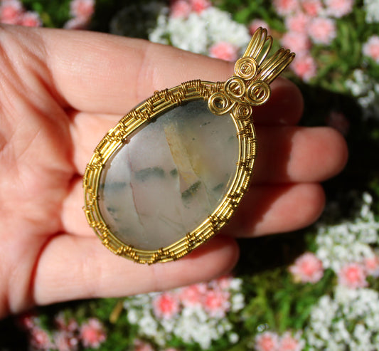 A MOSS AGATE SWIRL PENDANT