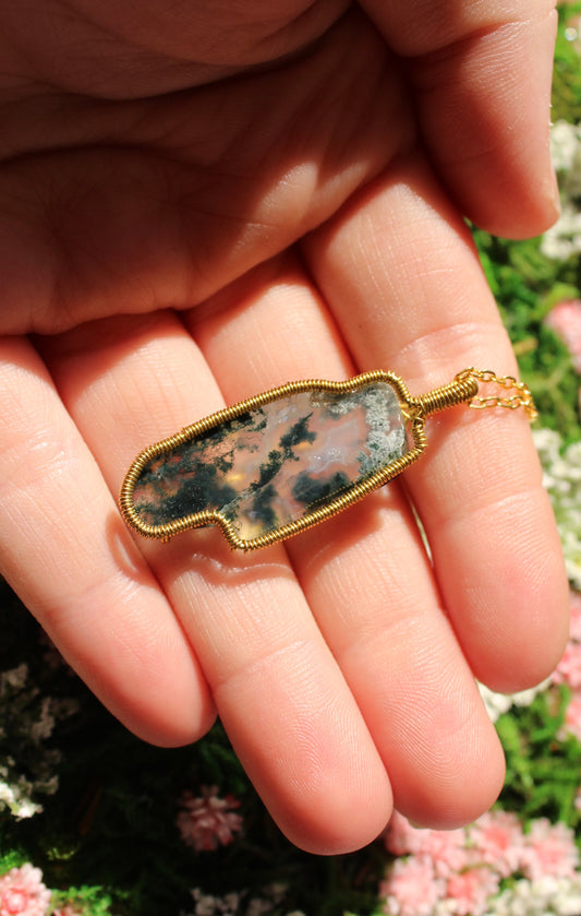 A MOSS AGATE PENDANT